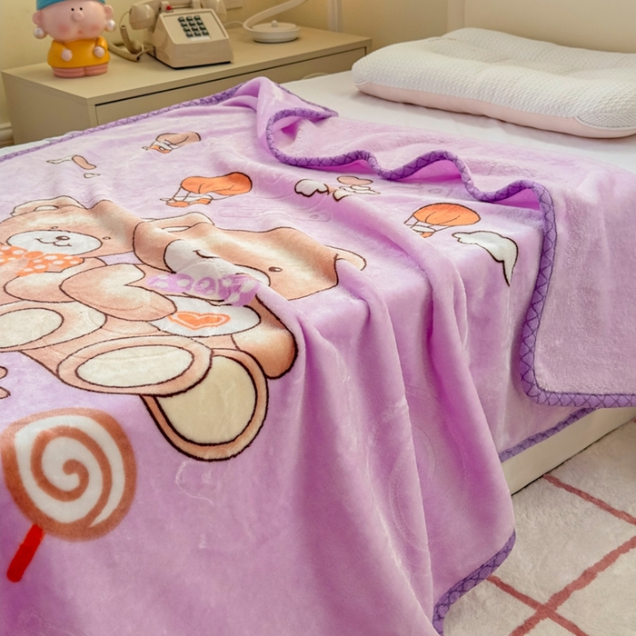 91家纺网 家纺一手货源 找家纺 爱彼家纺 2025新款拉舍尔单层云绒保暖柔软童毯盖毯毯子-系列三 单层云绒童毯-快乐小熊-紫
