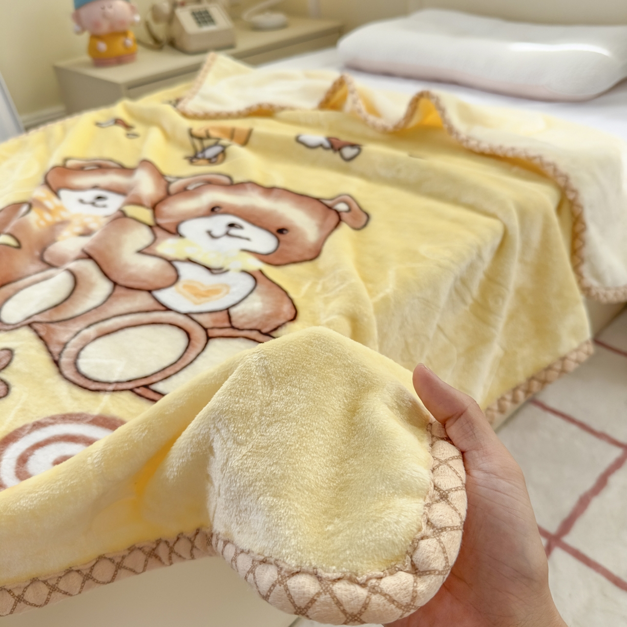 91家纺网 家纺一手货源 找家纺 爱彼家纺 2025新款拉舍尔单层云绒保暖柔软童毯盖毯毯子-系列三 单层云绒童毯-快乐小熊-黄