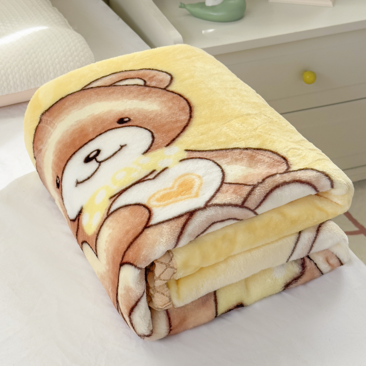 91家纺网 家纺一手货源 找家纺 爱彼家纺 2025新款拉舍尔单层云绒保暖柔软童毯盖毯毯子-系列三 单层云绒童毯-快乐小熊-黄