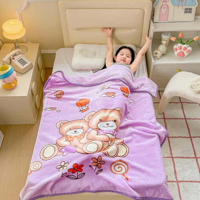 91家纺网 家纺一手货源 找家纺 爱彼家纺 2025新款拉舍尔单层云绒保暖柔软童毯盖毯毯子-系列三 单层云绒童毯-快乐小熊-紫