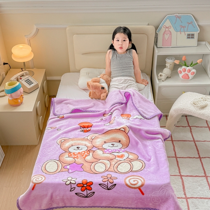 91家纺网 家纺一手货源 找家纺 爱彼家纺 2025新款拉舍尔单层云绒保暖柔软童毯盖毯毯子-系列三 单层云绒童毯-快乐小熊-紫