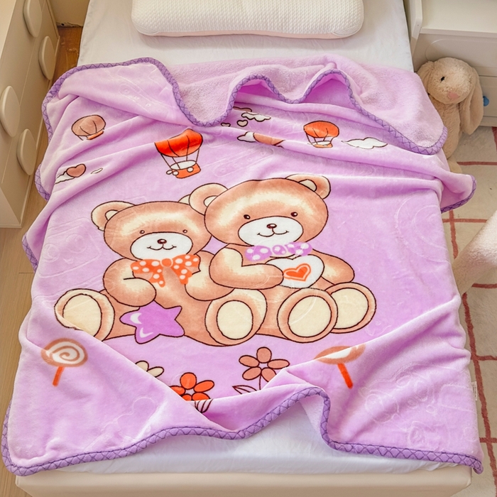 91家纺网 家纺一手货源 找家纺 爱彼家纺 2025新款拉舍尔单层云绒保暖柔软童毯盖毯毯子-系列三 单层云绒童毯-快乐小熊-紫