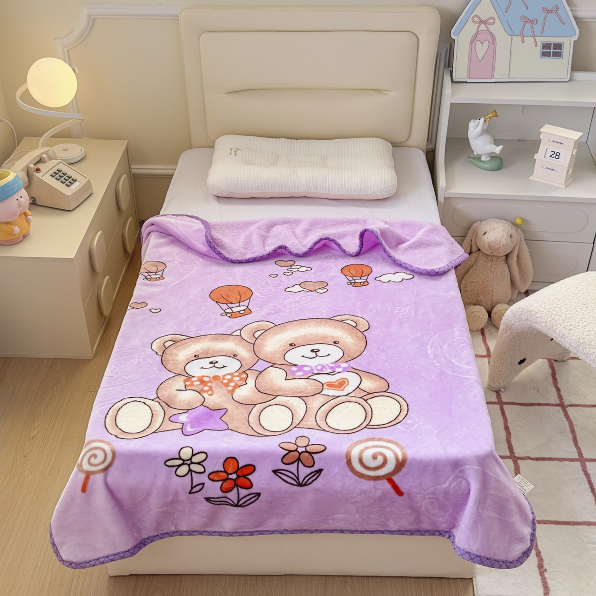 91家纺网 家纺一手货源 找家纺 爱彼家纺 2025新款拉舍尔单层云绒保暖柔软童毯盖毯毯子-系列三 单层云绒童毯-快乐小熊-紫