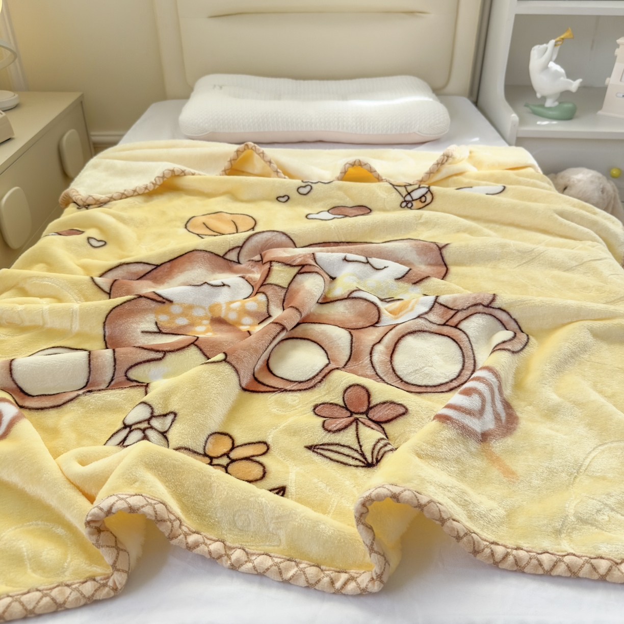 91家纺网 家纺一手货源 找家纺 爱彼家纺 2025新款拉舍尔单层云绒保暖柔软童毯盖毯毯子-系列三 单层云绒童毯-快乐小熊-黄