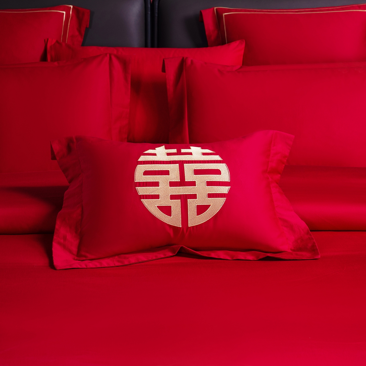 91家纺网 家纺一手货源 找家纺 置顶家纺 2025新款新中式婚庆亲肤棉绣花四件套 好运纳福-大红