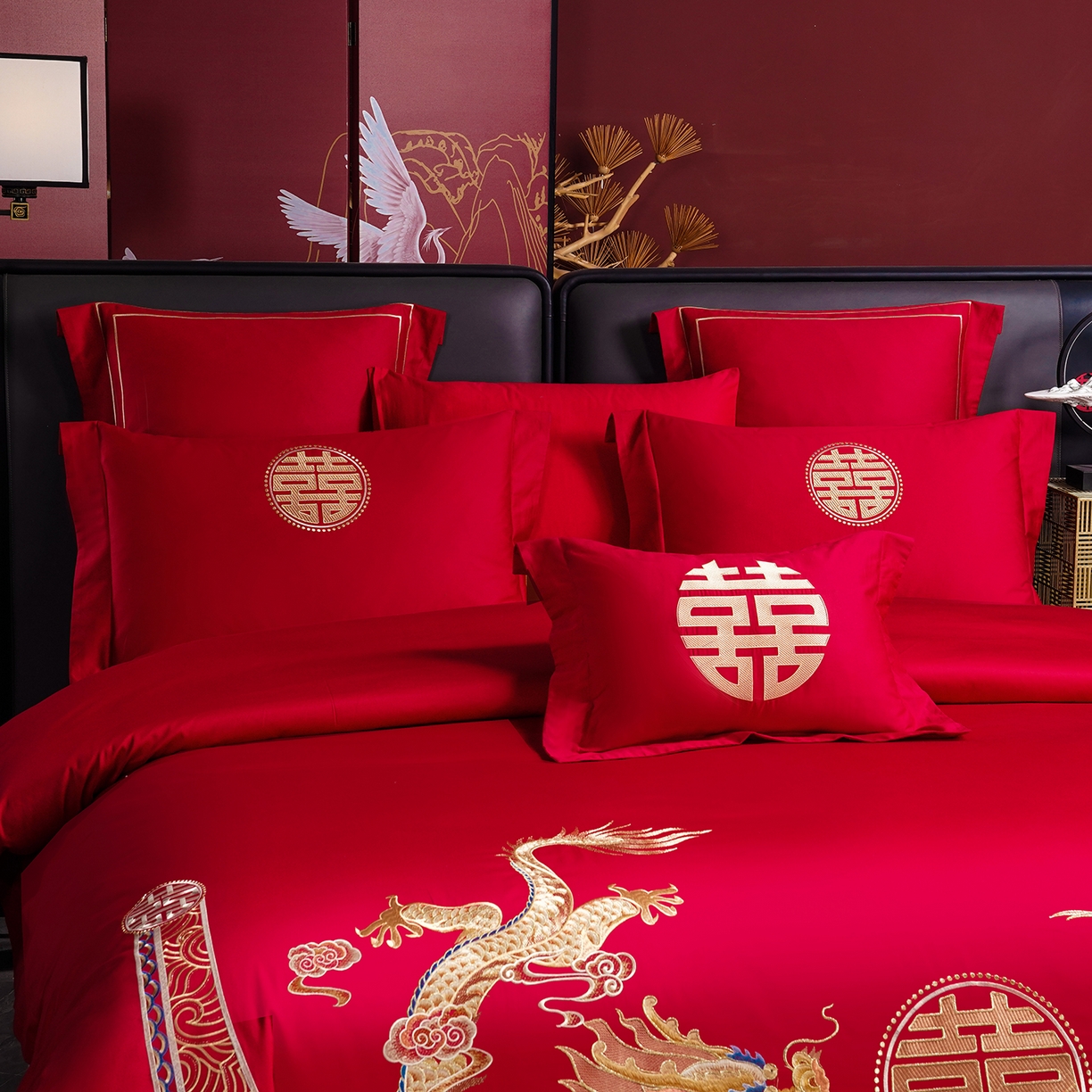 91家纺网 家纺一手货源 找家纺 置顶家纺 2025新款新中式婚庆亲肤棉绣花四件套 龙凤祥瑞-金大红