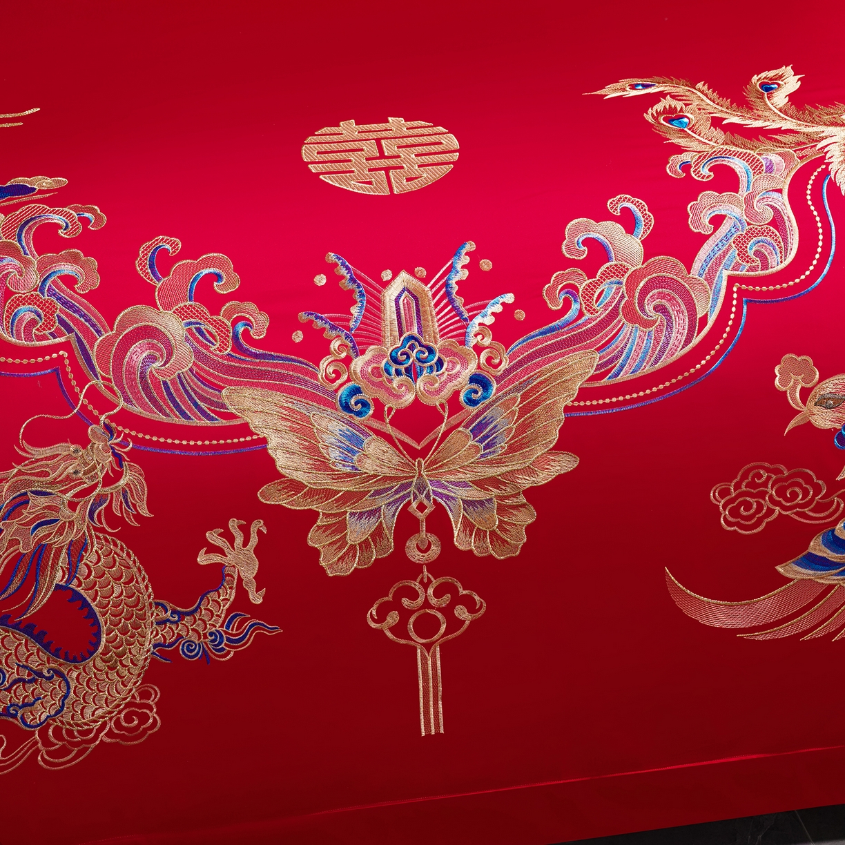 91家纺网 家纺一手货源 找家纺 置顶家纺 2025新款新中式婚庆亲肤棉绣花四件套 贺喜龙凤-大红