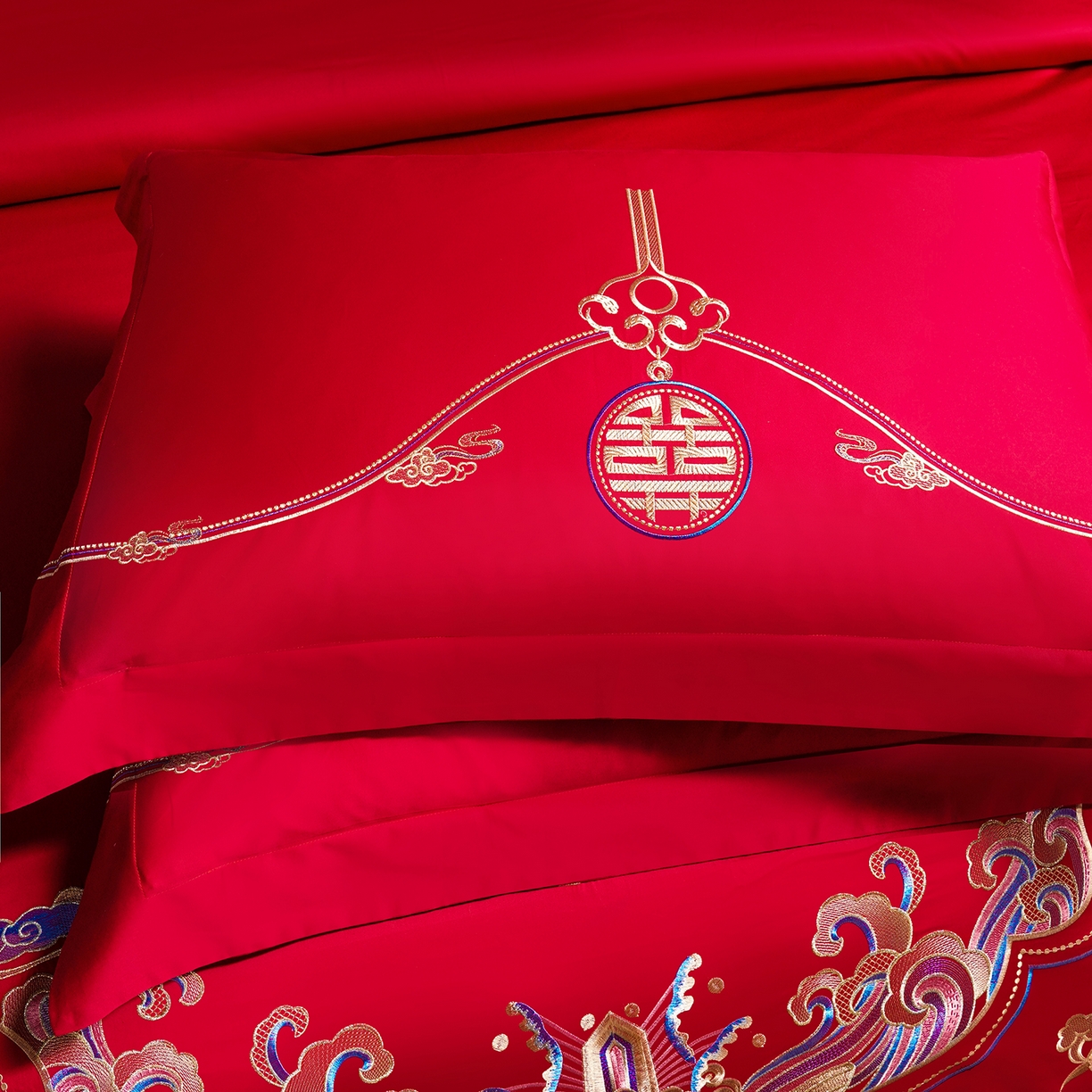 91家纺网 家纺一手货源 找家纺 置顶家纺 2025新款新中式婚庆亲肤棉绣花四件套 贺喜龙凤-大红