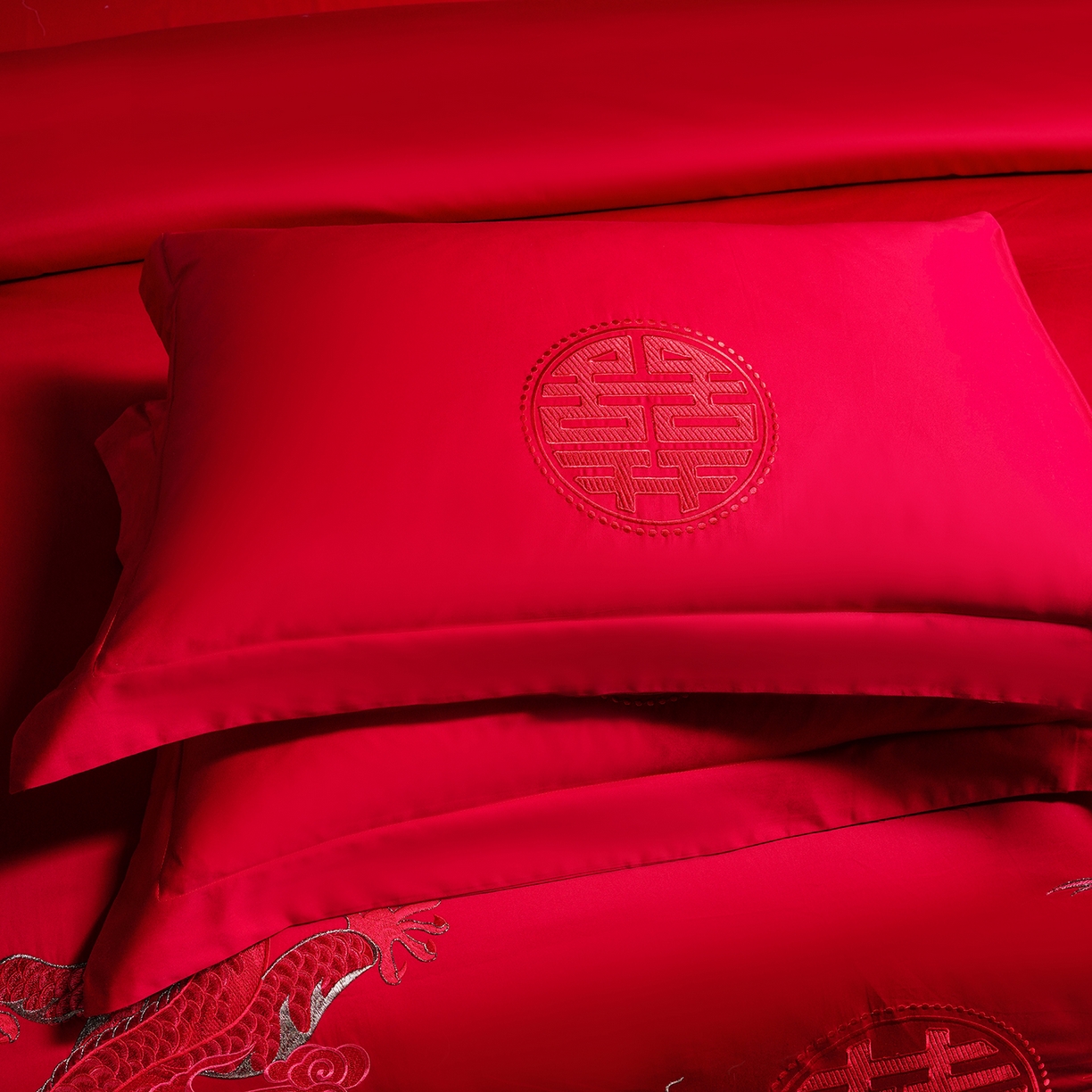 91家纺网 家纺一手货源 找家纺 置顶家纺 2025新款新中式婚庆亲肤棉绣花四件套 金龙瑞凤-大红