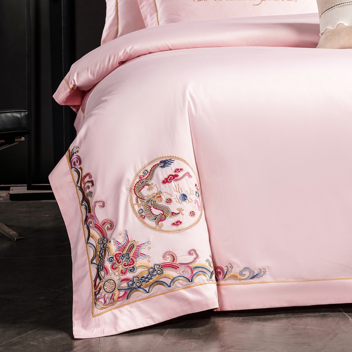 91家纺网 家纺一手货源 找家纺 置顶家纺 2025新款新中式婚庆亲肤棉绣花四件套 龙凤呈祥-粉