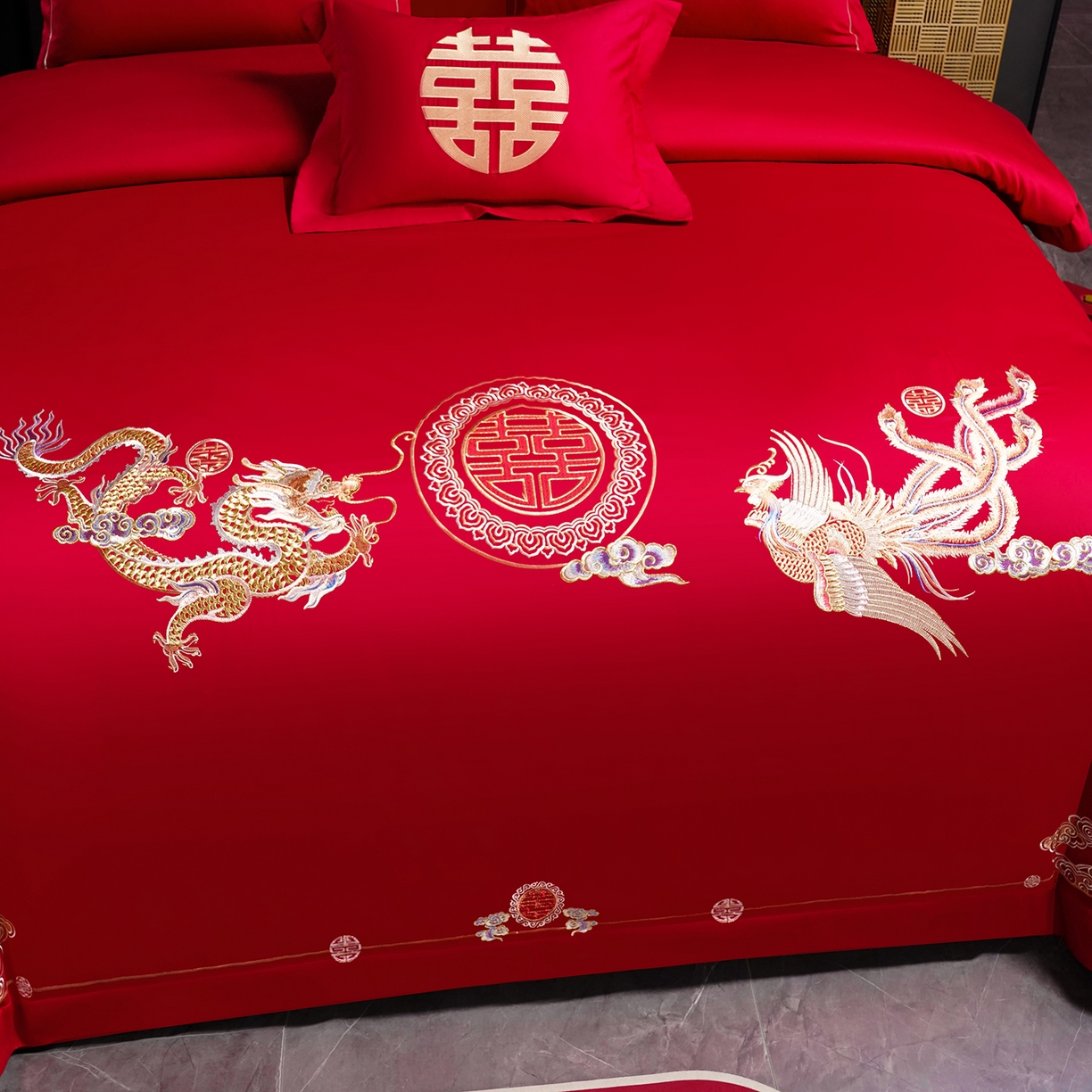 91家纺网 家纺一手货源 找家纺 置顶家纺 2025新款新中式婚庆亲肤棉绣花四件套 龙凤瑞彩-大红