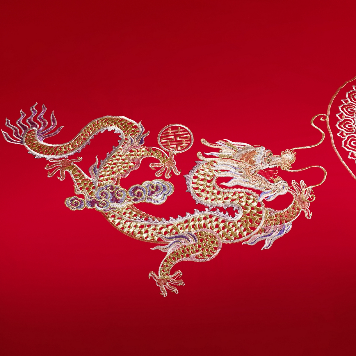 91家纺网 家纺一手货源 找家纺 置顶家纺 2025新款新中式婚庆亲肤棉绣花四件套 龙凤瑞彩-大红