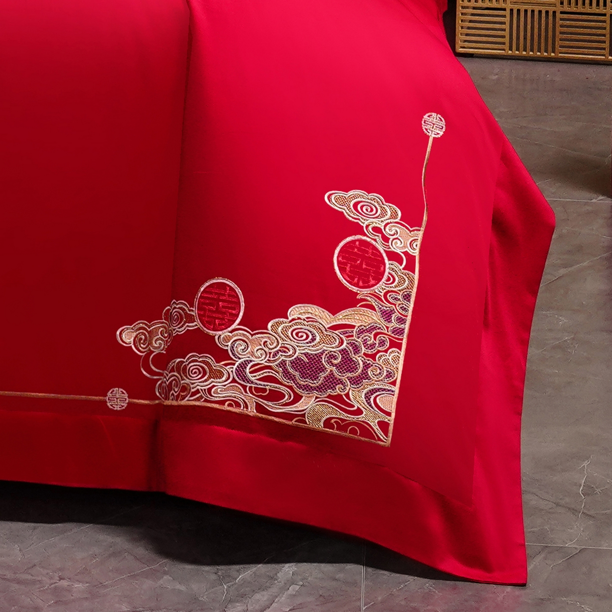 91家纺网 家纺一手货源 找家纺 置顶家纺 2025新款新中式婚庆亲肤棉绣花四件套 龙凤瑞彩-大红