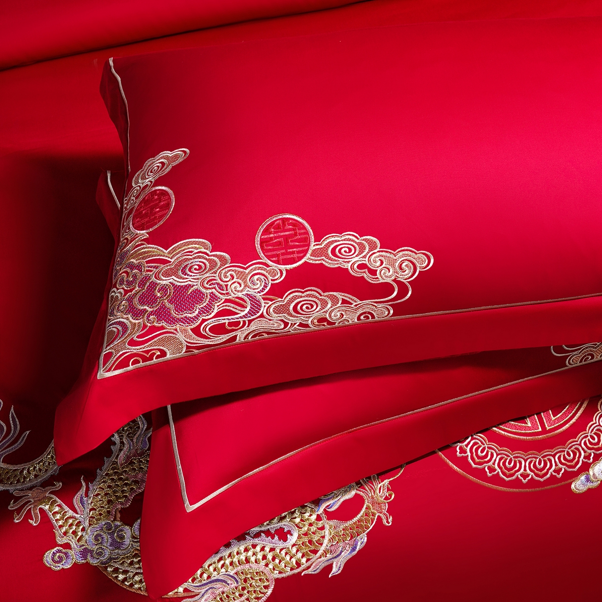 91家纺网 家纺一手货源 找家纺 置顶家纺 2025新款新中式婚庆亲肤棉绣花四件套 龙凤瑞彩-大红