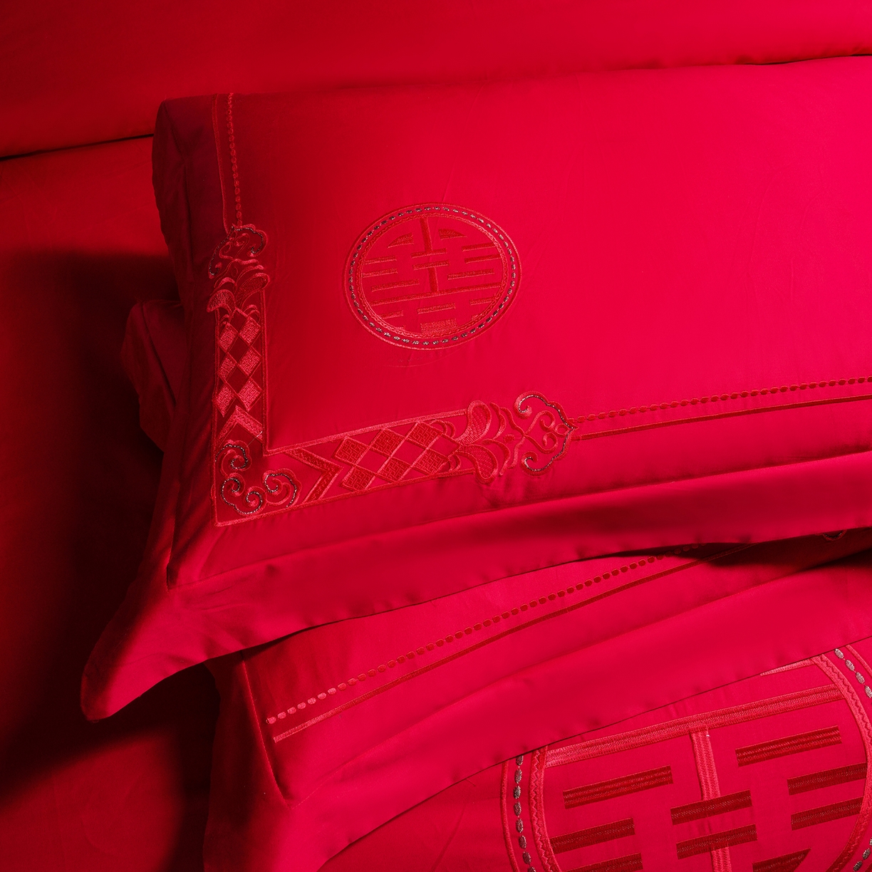 91家纺网 家纺一手货源 找家纺 置顶家纺 2025新款新中式婚庆亲肤棉绣花四件套 新婚喜乐-大红