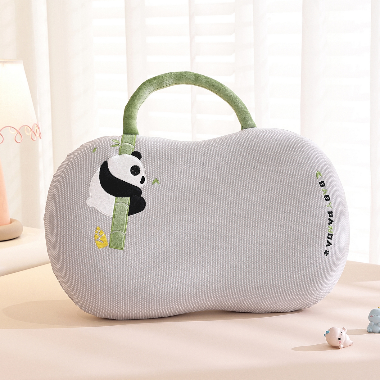 91家纺网 家纺一手货源 找家纺 （总）仁宇枕业 2025新款新品暖绒节节高熊猫儿童手提猫肚记忆枕头枕芯