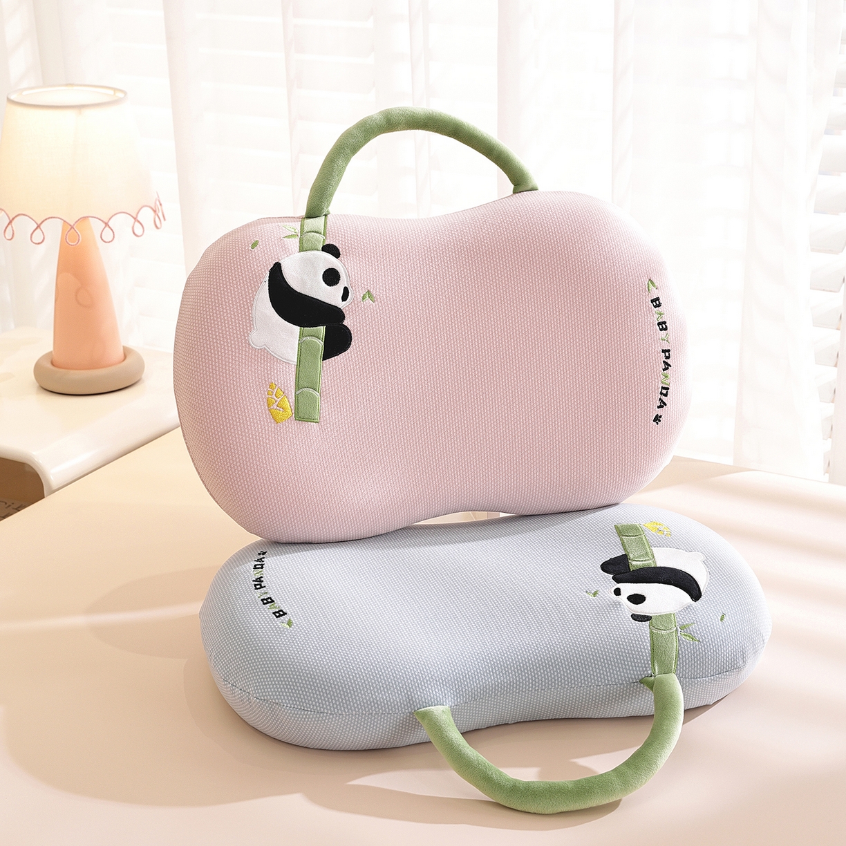 91家纺网 家纺一手货源 找家纺 （总）仁宇枕业 2025新款新品暖绒节节高熊猫儿童手提猫肚记忆枕头枕芯