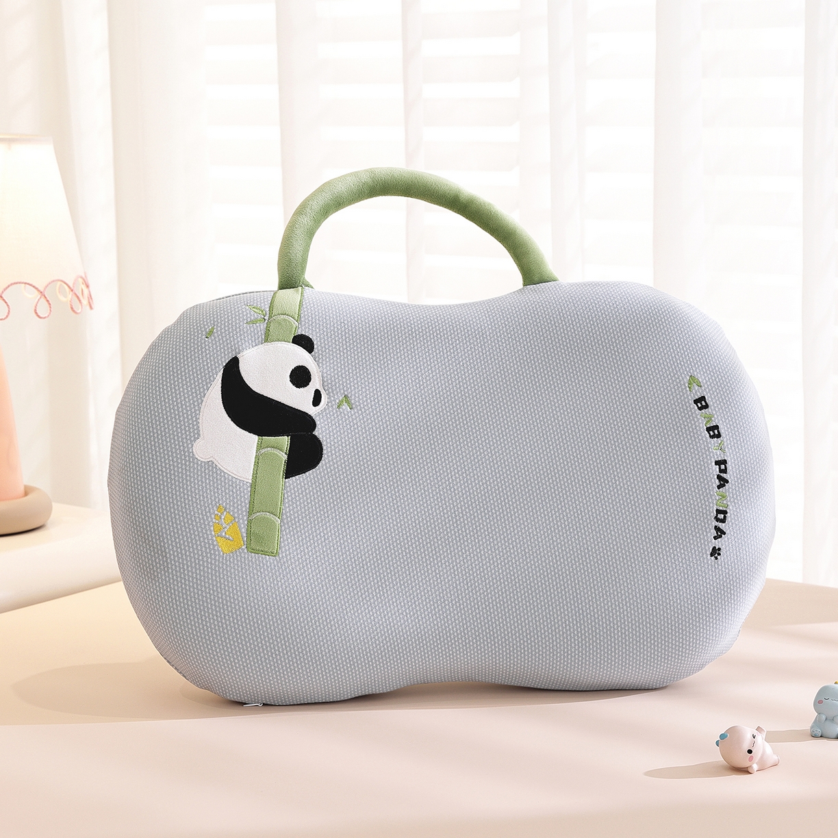 91家纺网 家纺一手货源 找家纺 （总）仁宇枕业 2025新款新品暖绒节节高熊猫儿童手提猫肚记忆枕头枕芯