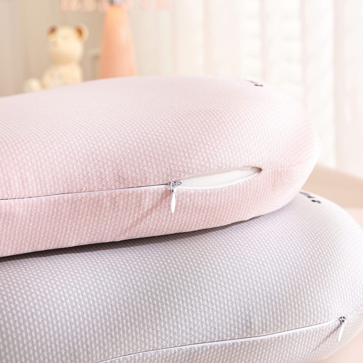 91家纺网 家纺一手货源 找家纺 仁宇枕业 2025新款新品暖绒节节高熊猫儿童手提猫肚记忆枕头枕芯 组合图