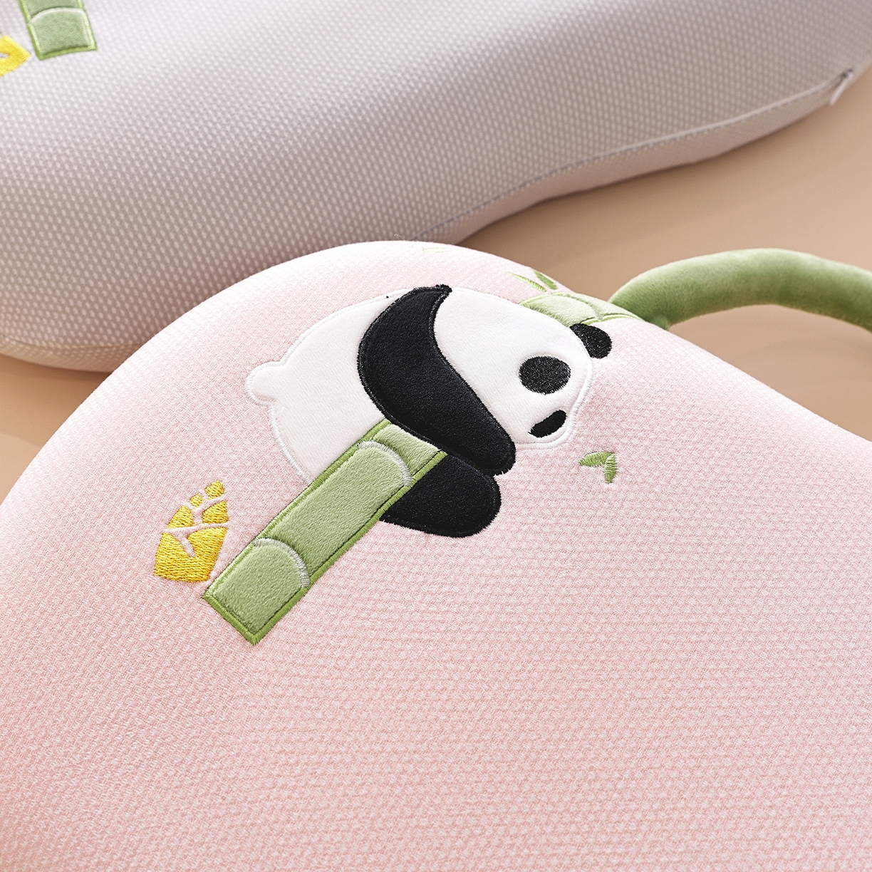 91家纺网 家纺一手货源 找家纺 仁宇枕业 2025新款新品暖绒节节高熊猫儿童手提猫肚记忆枕头枕芯 组合图