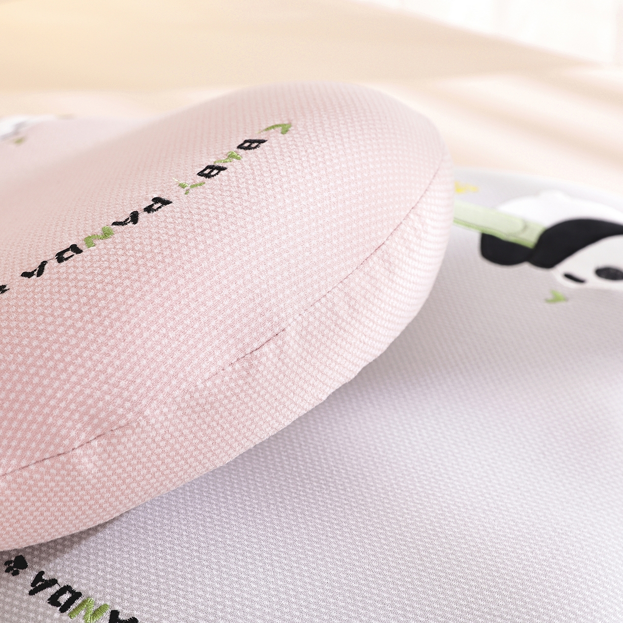 91家纺网 家纺一手货源 找家纺 （总）仁宇枕业 2025新款新品暖绒节节高熊猫儿童手提猫肚记忆枕头枕芯