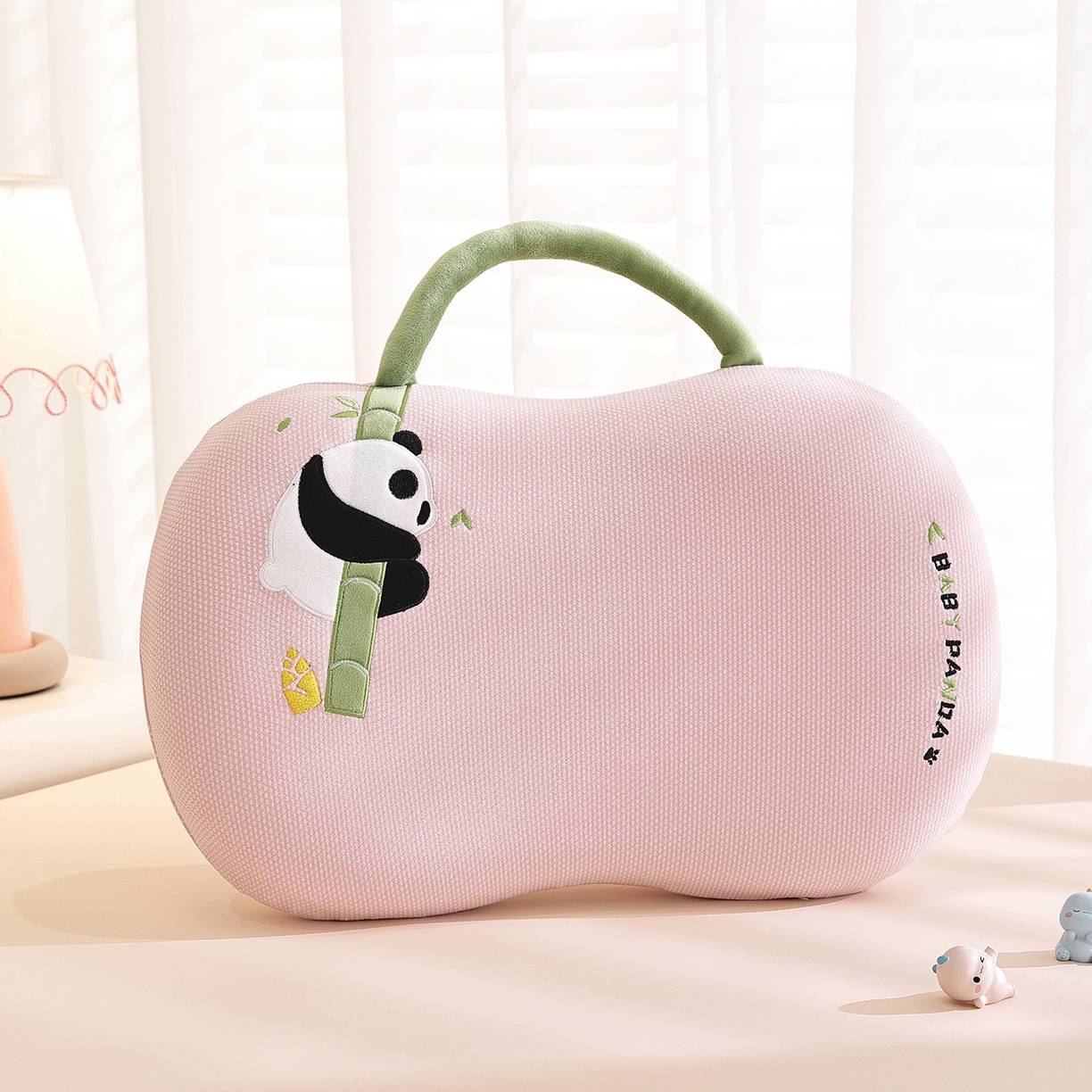 91家纺网 家纺一手货源 找家纺 （总）仁宇枕业 2025新款新品暖绒节节高熊猫儿童手提猫肚记忆枕头枕芯