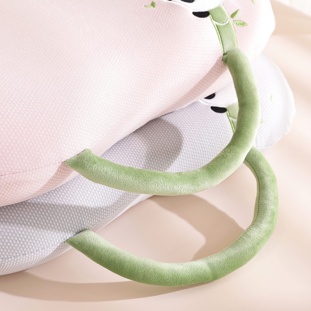 91家纺网 家纺一手货源 找家纺 仁宇枕业 2025新款新品暖绒节节高熊猫儿童手提猫肚记忆枕头枕芯 组合图