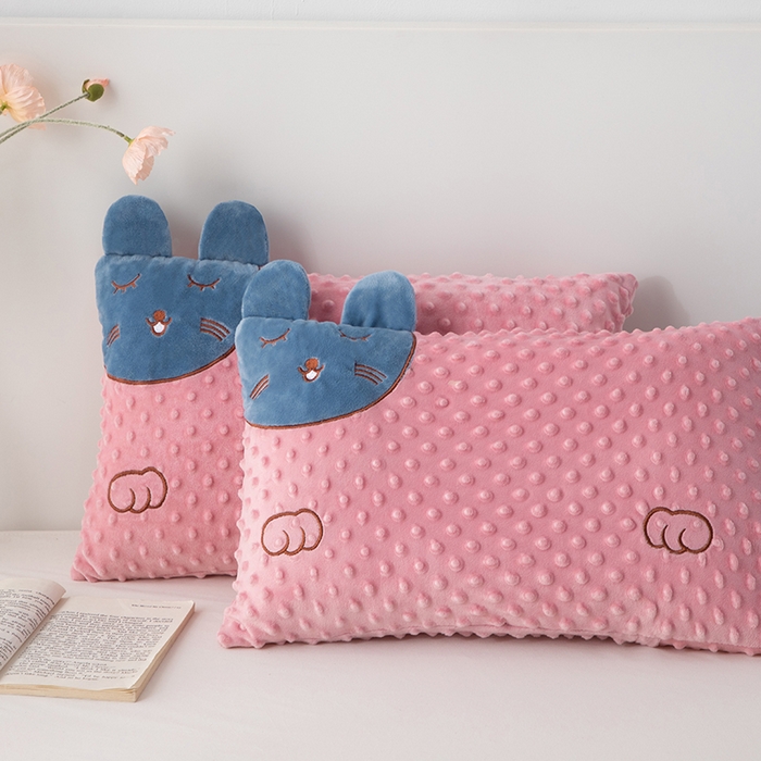 91家纺网 家纺一手货源 找家纺 仁宇枕业 2025新款新品儿童幼儿园学生儿童枕头羽丝绒全荞麦枕头枕芯 豆豆猫安抚枕-粉色