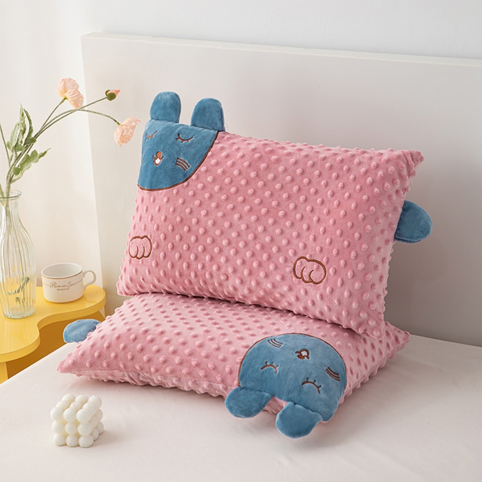 91家纺网 家纺一手货源 找家纺 仁宇枕业 2025新款新品儿童幼儿园学生儿童枕头羽丝绒全荞麦枕头枕芯 豆豆猫安抚枕-粉色