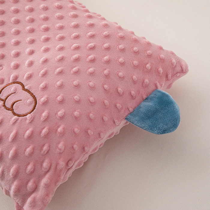 91家纺网 家纺一手货源 找家纺 仁宇枕业 2025新款新品儿童幼儿园学生儿童枕头羽丝绒全荞麦枕头枕芯 豆豆猫安抚枕-粉色