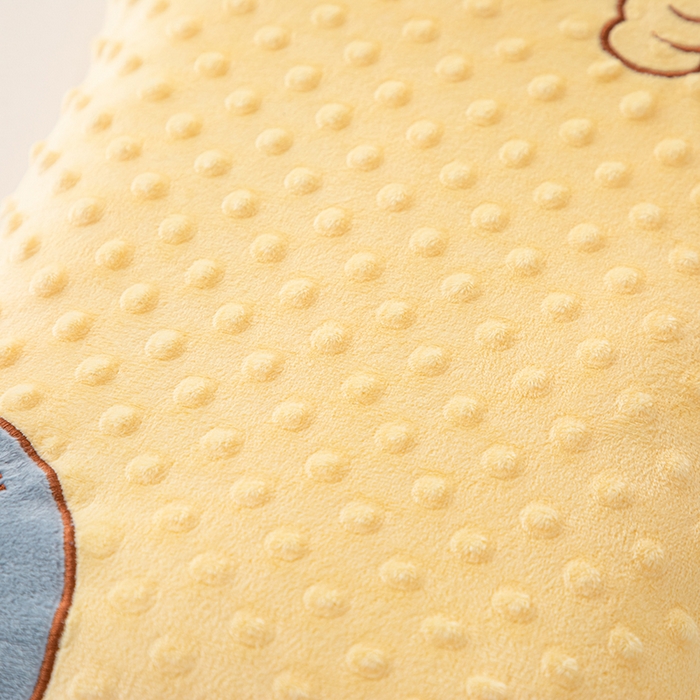 91家纺网 家纺一手货源 找家纺 仁宇枕业 2025新款新品儿童幼儿园学生儿童枕头羽丝绒全荞麦枕头枕芯 豆豆猫安抚枕-黄色