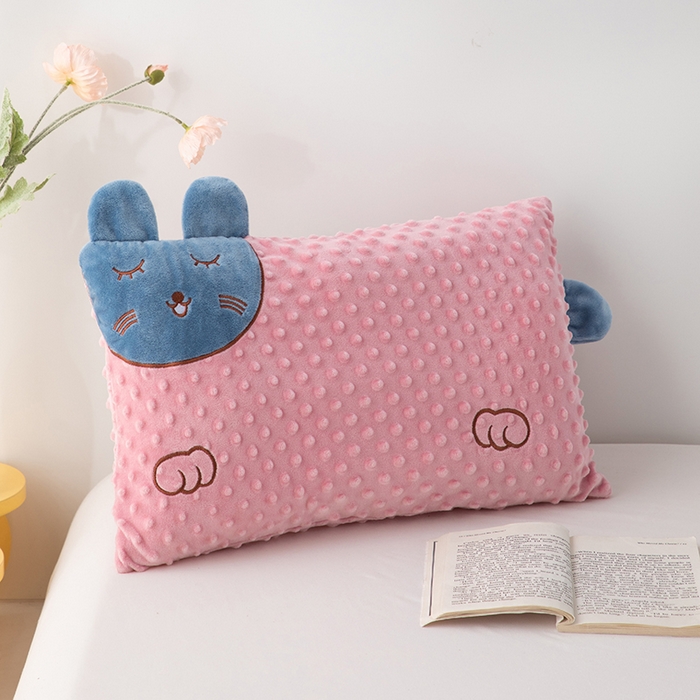 91家纺网 家纺一手货源 找家纺 仁宇枕业 2025新款新品儿童幼儿园学生儿童枕头羽丝绒全荞麦枕头枕芯 豆豆猫安抚枕-粉色