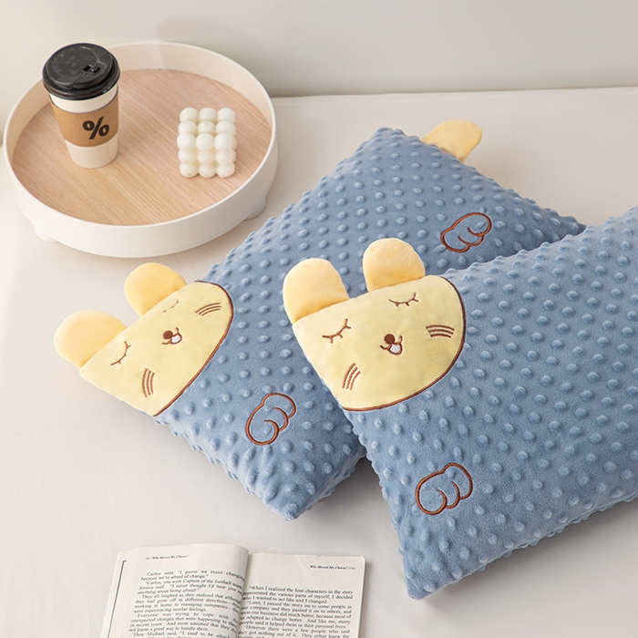 91家纺网 家纺一手货源 找家纺 仁宇枕业 2025新款新品儿童幼儿园学生儿童枕头羽丝绒全荞麦枕头枕芯 豆豆猫安抚枕-蓝色