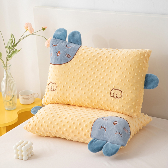91家纺网 家纺一手货源 找家纺 仁宇枕业 2025新款新品儿童幼儿园学生儿童枕头羽丝绒全荞麦枕头枕芯 豆豆猫安抚枕-黄色