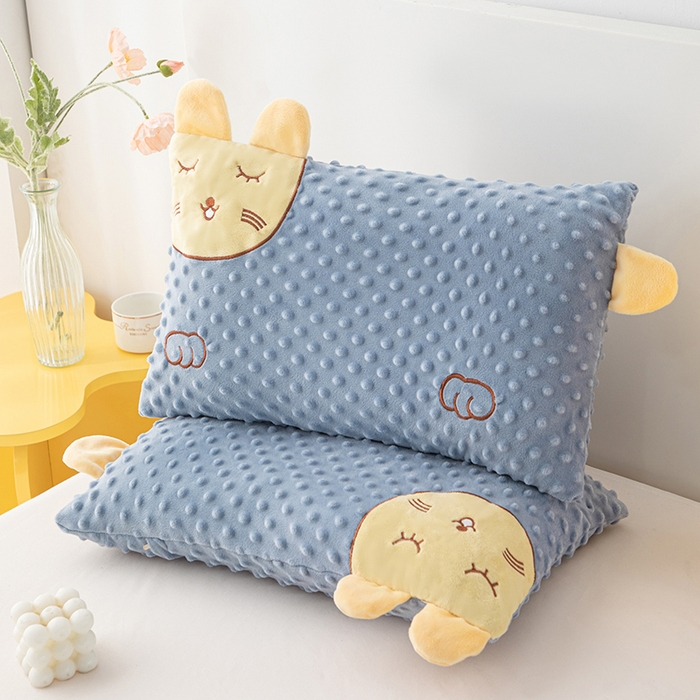 91家纺网 家纺一手货源 找家纺 仁宇枕业 2025新款新品儿童幼儿园学生儿童枕头羽丝绒全荞麦枕头枕芯 豆豆猫安抚枕-蓝色