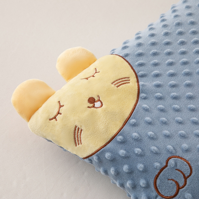 91家纺网 家纺一手货源 找家纺 仁宇枕业 2025新款新品儿童幼儿园学生儿童枕头羽丝绒全荞麦枕头枕芯 豆豆猫安抚枕-蓝色