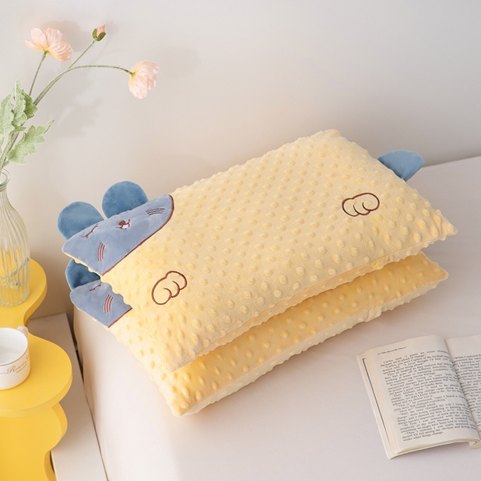 91家纺网 家纺一手货源 找家纺 仁宇枕业 2025新款新品儿童幼儿园学生儿童枕头羽丝绒全荞麦枕头枕芯 豆豆猫安抚枕-黄色