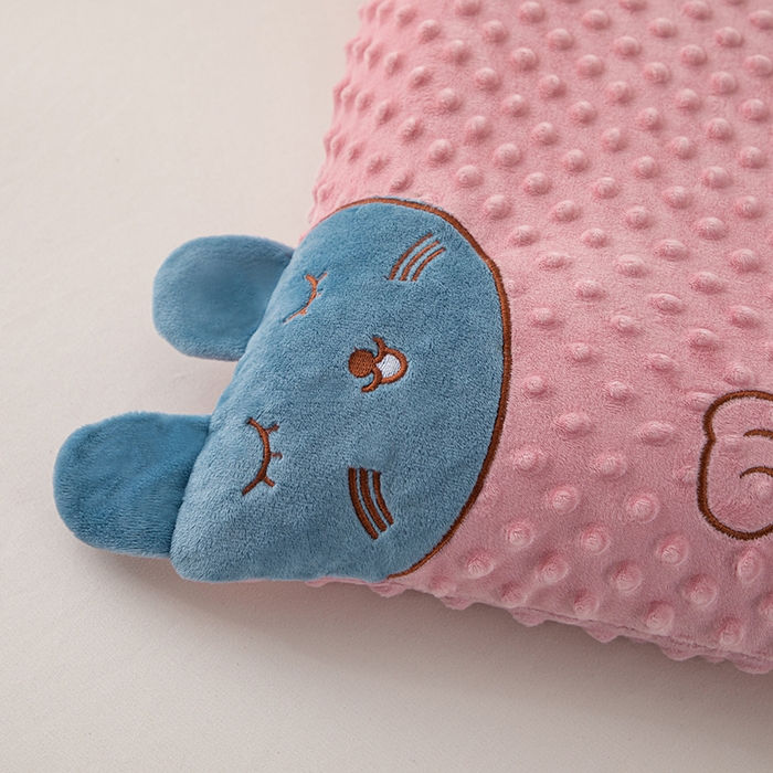 91家纺网 家纺一手货源 找家纺 仁宇枕业 2025新款新品儿童幼儿园学生儿童枕头羽丝绒全荞麦枕头枕芯 豆豆猫安抚枕-粉色