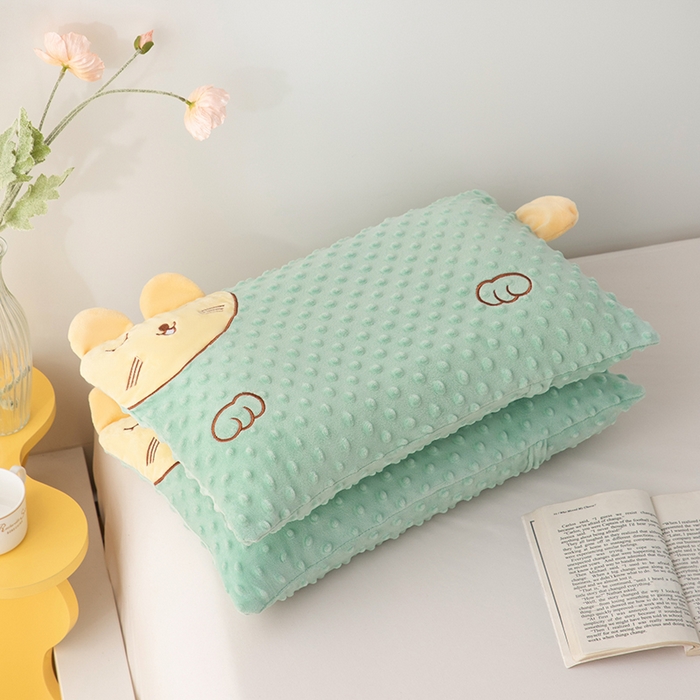 91家纺网 家纺一手货源 找家纺 仁宇枕业 2025新款新品儿童幼儿园学生儿童枕头羽丝绒全荞麦枕头枕芯 豆豆猫安抚枕-绿色