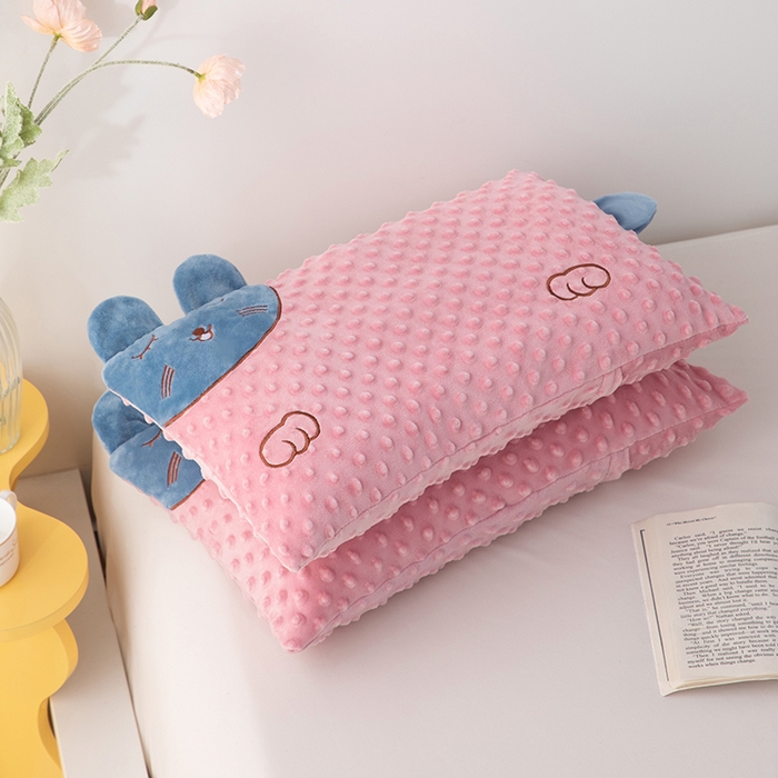 91家纺网 家纺一手货源 找家纺 仁宇枕业 2025新款新品儿童幼儿园学生儿童枕头羽丝绒全荞麦枕头枕芯 豆豆猫安抚枕-粉色