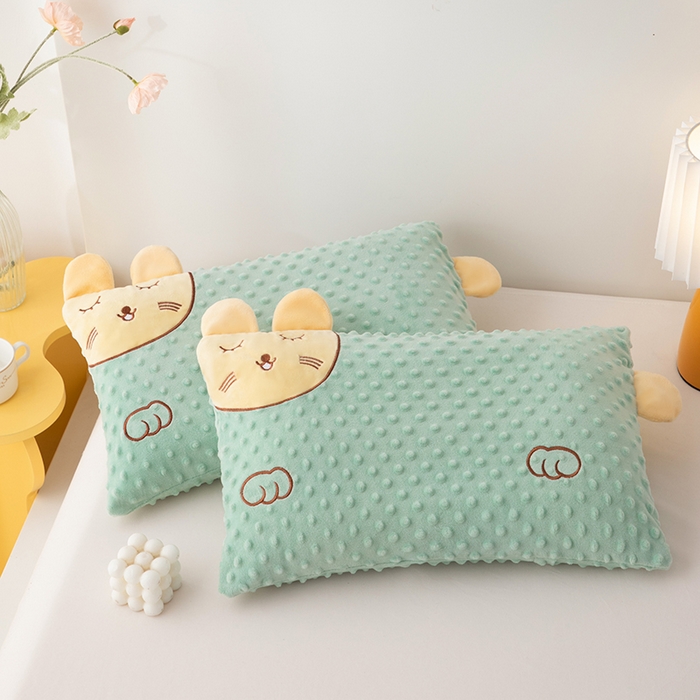 91家纺网 家纺一手货源 找家纺 仁宇枕业 2025新款新品儿童幼儿园学生儿童枕头羽丝绒全荞麦枕头枕芯 豆豆猫安抚枕-绿色