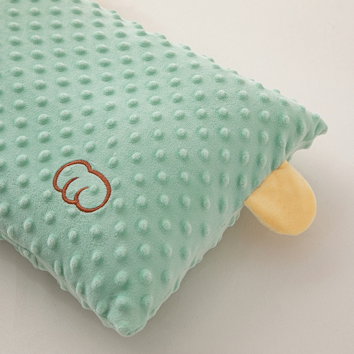 91家纺网 家纺一手货源 找家纺 仁宇枕业 2025新款新品儿童幼儿园学生儿童枕头羽丝绒全荞麦枕头枕芯 豆豆猫安抚枕-绿色