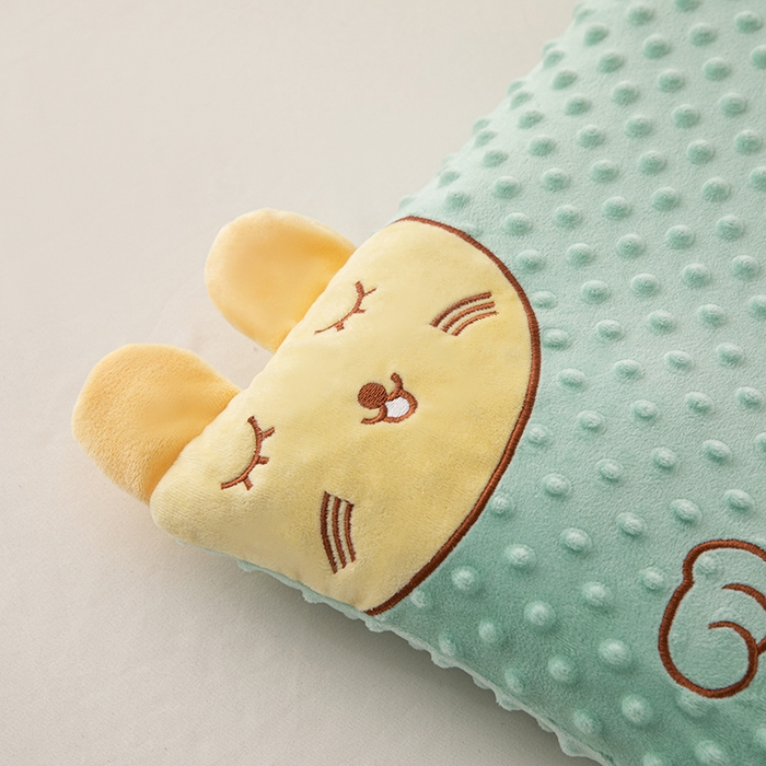 91家纺网 家纺一手货源 找家纺 仁宇枕业 2025新款新品儿童幼儿园学生儿童枕头羽丝绒全荞麦枕头枕芯 豆豆猫安抚枕-绿色