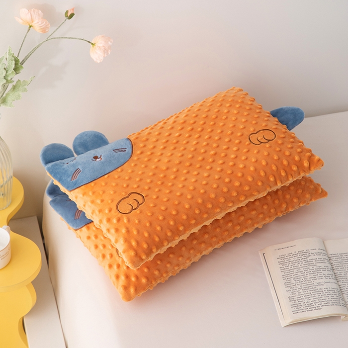 91家纺网 家纺一手货源 找家纺 仁宇枕业 2025新款新品儿童幼儿园学生儿童枕头羽丝绒全荞麦枕头枕芯 豆豆猫安抚枕-橙色