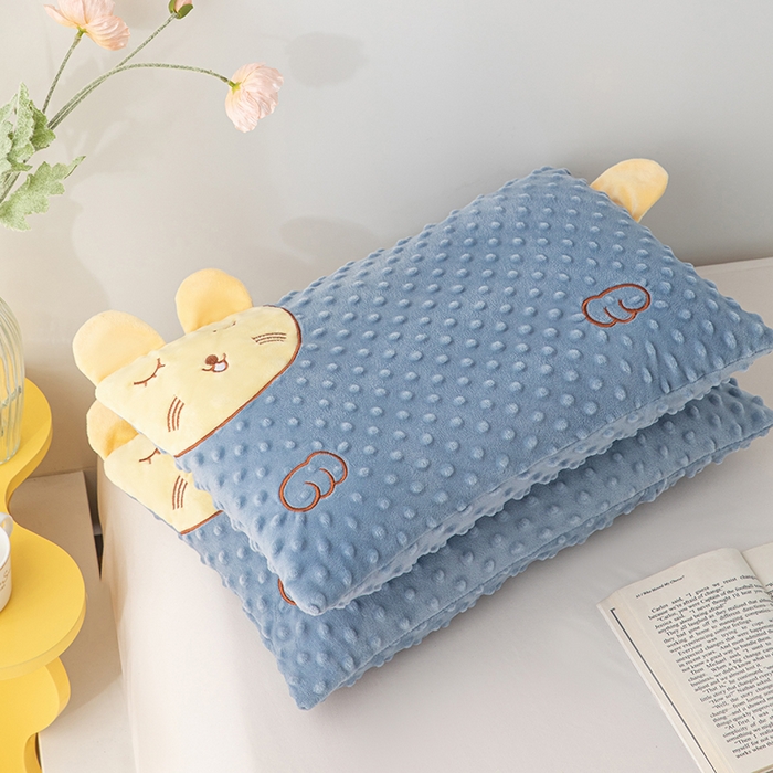 91家纺网 家纺一手货源 找家纺 仁宇枕业 2025新款新品儿童幼儿园学生儿童枕头羽丝绒全荞麦枕头枕芯 豆豆猫安抚枕-蓝色