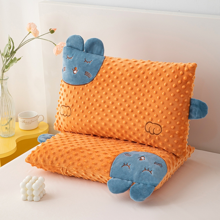 91家纺网 家纺一手货源 找家纺 仁宇枕业 2025新款新品儿童幼儿园学生儿童枕头羽丝绒全荞麦枕头枕芯 豆豆猫安抚枕-橙色