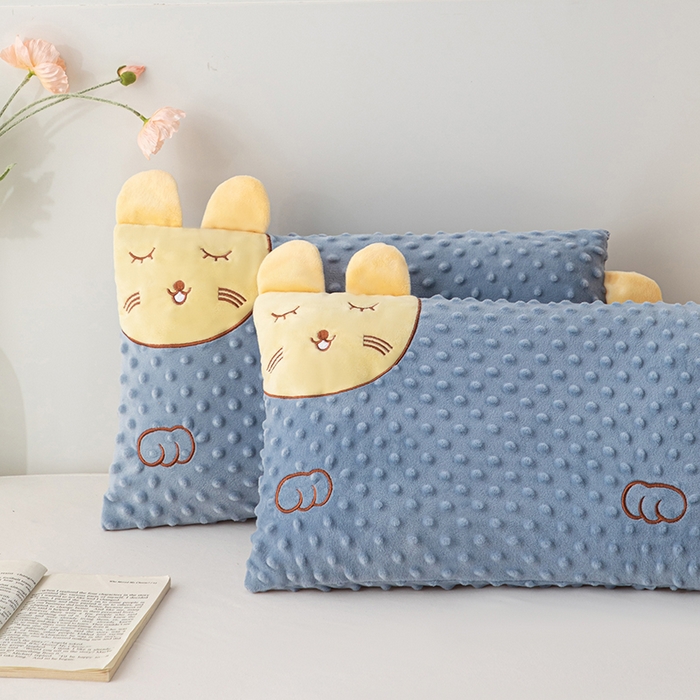 91家纺网 家纺一手货源 找家纺 仁宇枕业 2025新款新品儿童幼儿园学生儿童枕头羽丝绒全荞麦枕头枕芯 豆豆猫安抚枕-蓝色