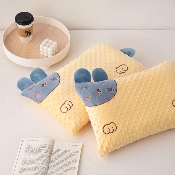 91家纺网 家纺一手货源 找家纺 仁宇枕业 2025新款新品儿童幼儿园学生儿童枕头羽丝绒全荞麦枕头枕芯 豆豆猫安抚枕-黄色