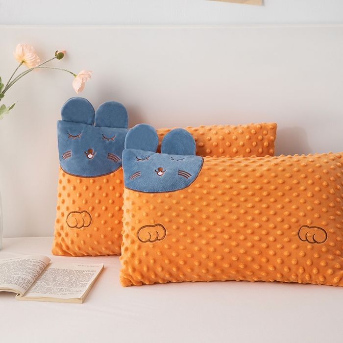91家纺网 家纺一手货源 找家纺 仁宇枕业 2025新款新品儿童幼儿园学生儿童枕头羽丝绒全荞麦枕头枕芯 豆豆猫安抚枕-橙色