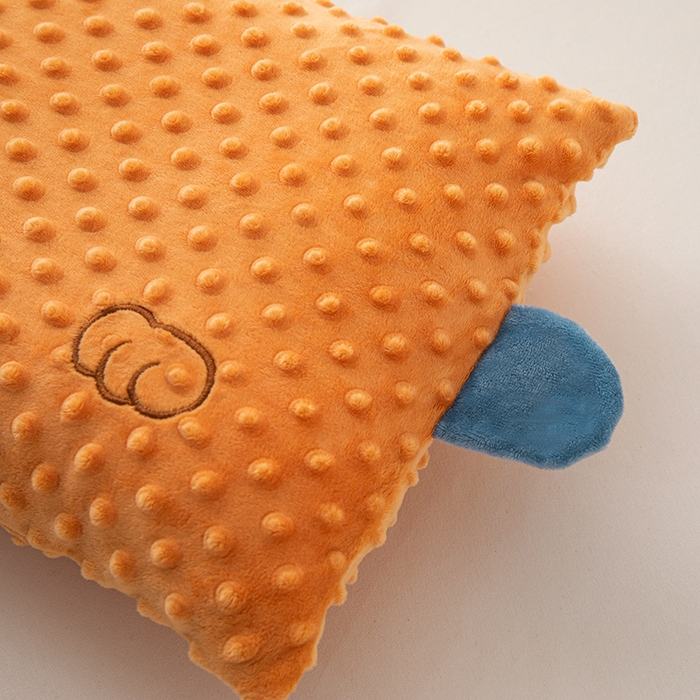 91家纺网 家纺一手货源 找家纺 仁宇枕业 2025新款新品儿童幼儿园学生儿童枕头羽丝绒全荞麦枕头枕芯 豆豆猫安抚枕-橙色